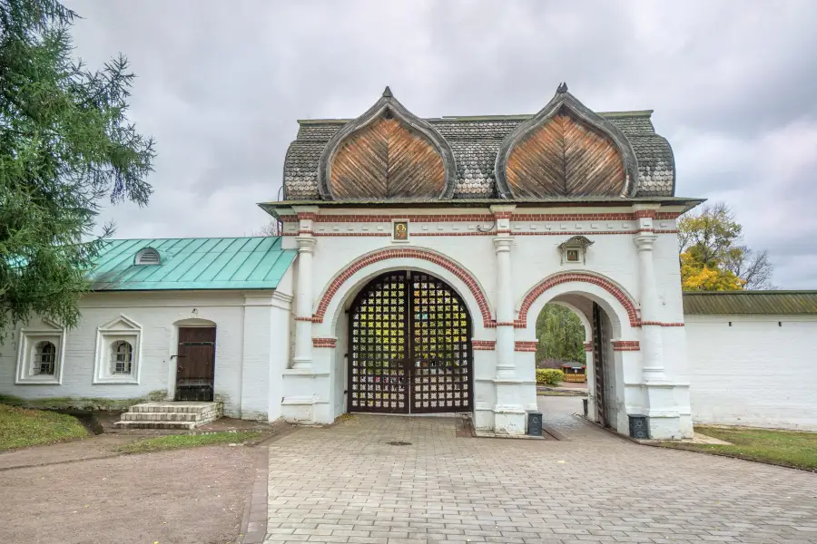 Spasskiye Gate With Streletskiye Karaulni Museum