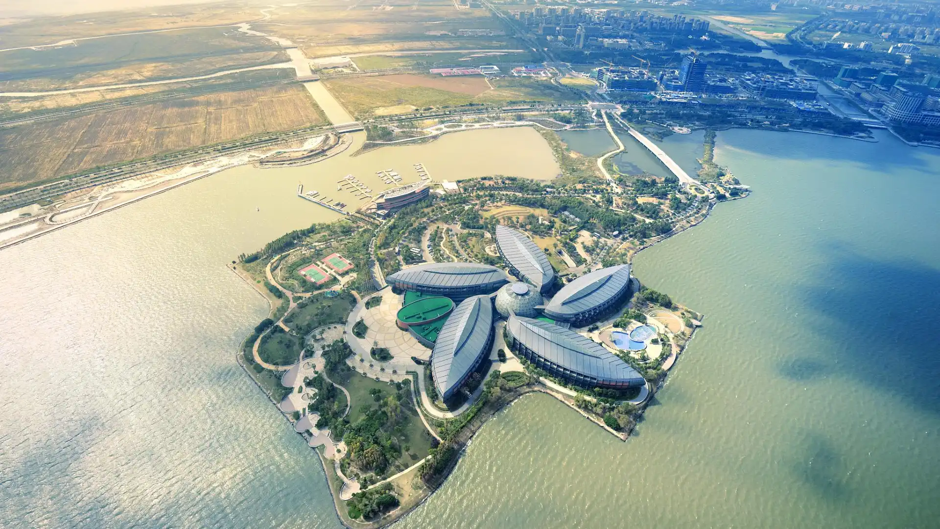 Các khách sạn gần Dishui Lake
