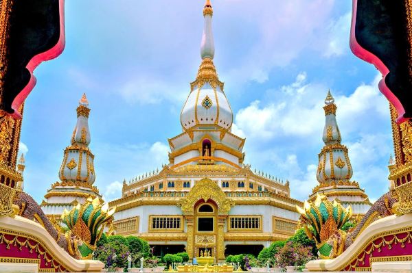 Phra Maha Chedi Tripob Trimongkol (Stainless Pagoda)