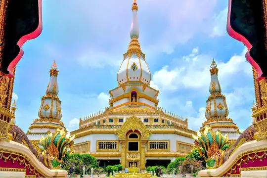 Hotels near Phra Maha Chedi Tripob Trimongkol