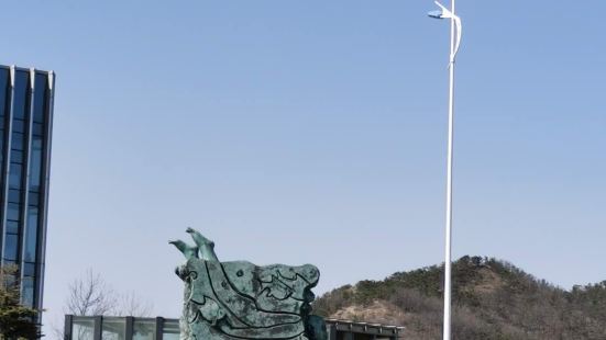 凌水湾雕塑公园位于大连市高新园区，公园沿海岸线而建，景色非常