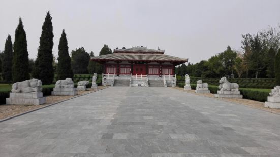 张衡墓现辟为张衡博物馆，可能仍处于建设初期，基本没什么展览，