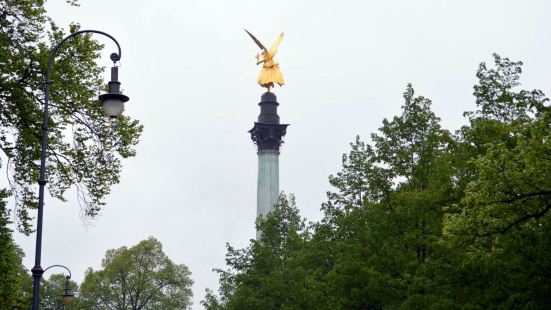 和平天使大型雕像位于慕尼黑摄政王大道的一头，是慕尼黑的重要地