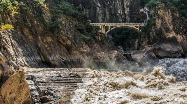 麗江+虎跳峽+哈巴觀景台+白水台8人小團一日遊純玩