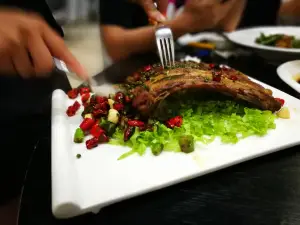 河畔春天时尚餐厅