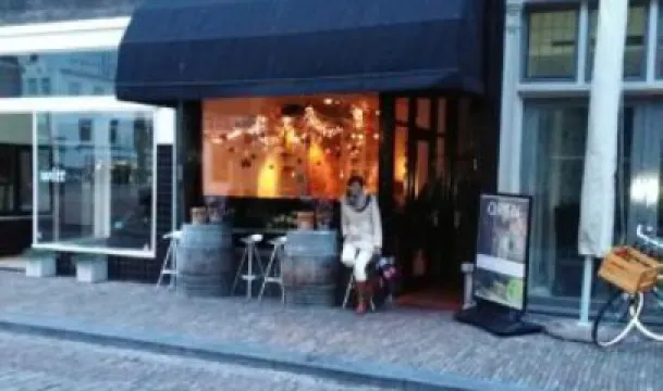 BRUT Food & Wine Bar - BRUT Burgers & Steaks