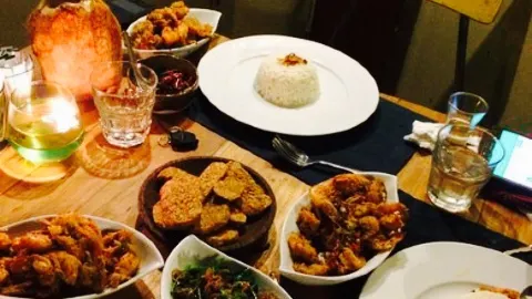 Artomoro Restaurant and Grill in Komodo