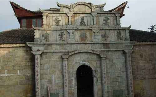 云盖寺位于镇安县城以西的云盖寺镇，云盖寺始建于唐朝，这里曾是