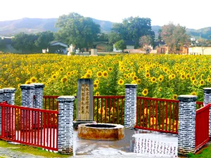 Republic Cradle Scenic Spot-The Red Hole Scenic Spot