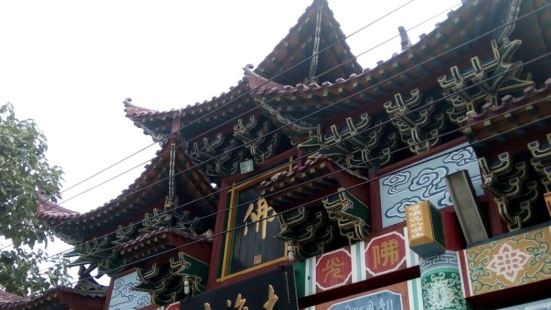 大海寺位于郑州西二十公里的荥阳市境内，紧挨310国道，属河南