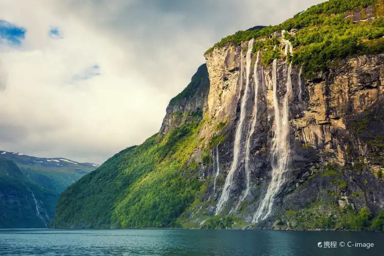 Hotels near Seven Sisters Waterfall