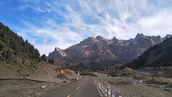 马牙雪山是天祝藏族人民的神山，每年在天池举行祭池活动。主峰白