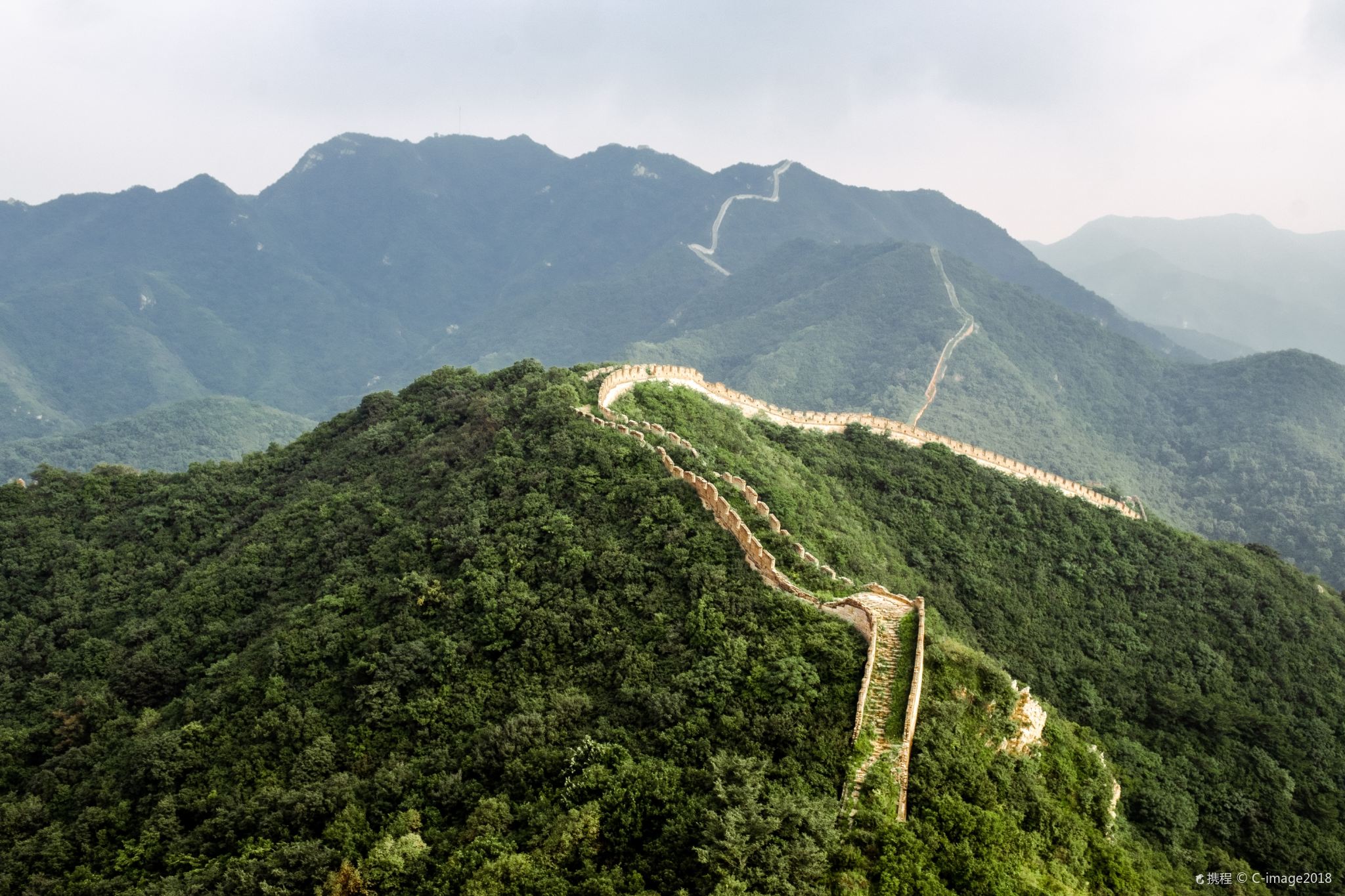 Servicio de visita guiada con explicaciones en inglés y español en lugares turísticos como la Gran Muralla de Badaling en Pekín, la Gran Muralla de Mutianyu, la Ciudad Prohibida y el Palacio de Verano