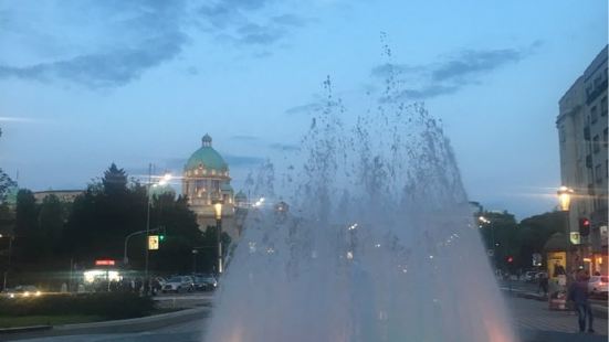 位于Trg Slavija广场的音乐喷泉。原义是土耳其语中的