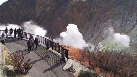 活火山口，亲眼看见岩缝间喷出的地热蒸气雾气腾腾，喷出大量的硫