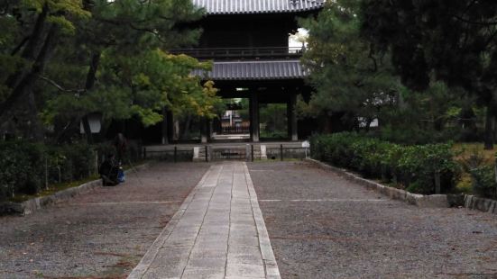 宾馆对面就是建仁寺距离宾馆咫尺之遥的建仁寺是一处优雅的寺庙，