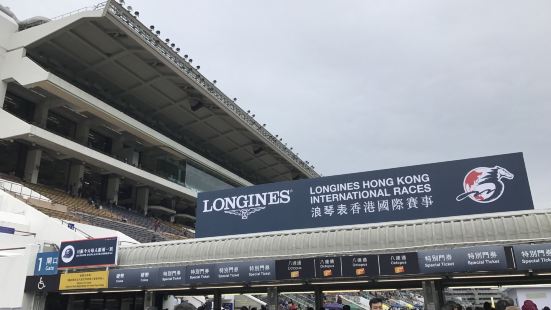 参观沙田马场，正好是星期天的赛马日，实际感受到了马照跑的香港