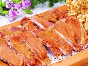 岭上人家聚会楼阁烤全羊