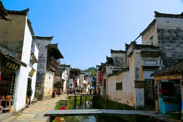 The White Walled-Black Roofed Huipai Village with Horse-Head Walls: You Must Come to Wuyuan to Appreciate It Properly.