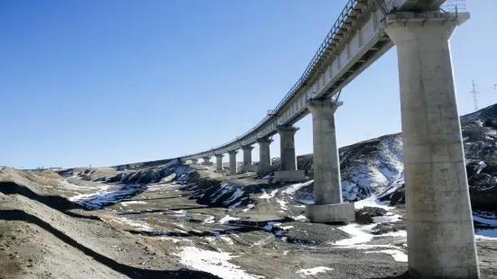 雄奇壮观的青藏铁路三岔河特大桥，耸立在著名的玉珠山峰北侧，位