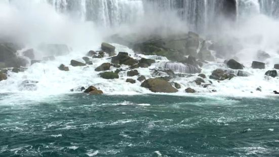 美利坚瀑布依着马蹄形瀑布，形成一个拐角，白色雾气腾起几米，几