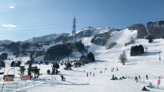 苗场滑雪场适合各种不同滑雪水平的盆友来玩，有多个雪道，高中初