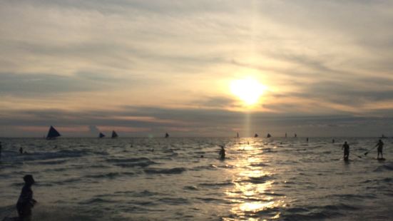 落日帆船是长滩岛上的热门旅游项目，顾名思义就是乘着帆船去看落