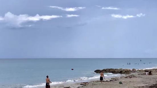 深灣公園的海灘真的很漂亮的，海岸線不止又乾淨的，公園特別的大