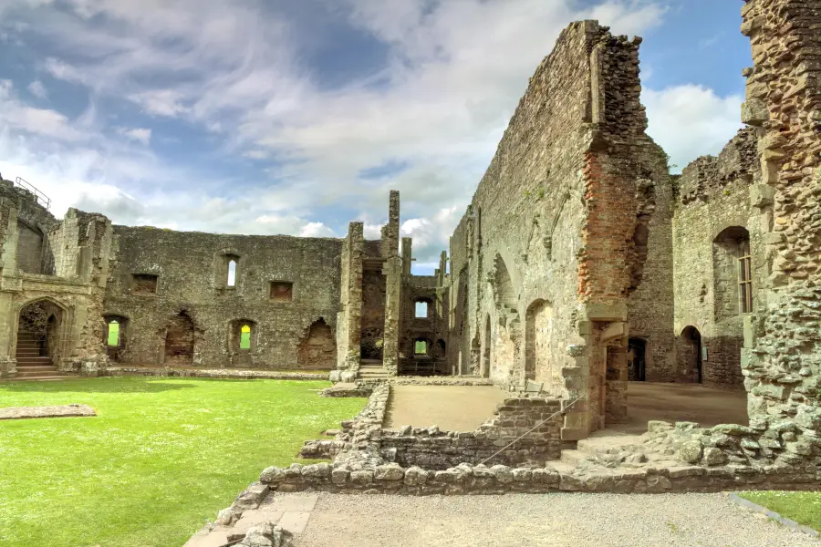 Raglan Castle / Castell Rhaglan