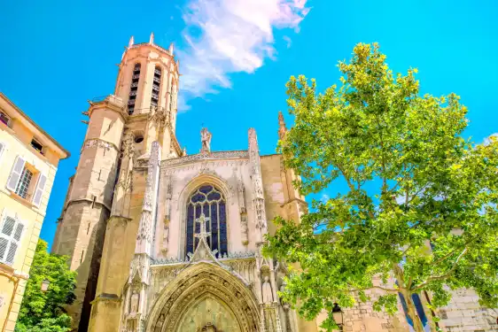 サン・ソーヴール大聖堂周辺のホテル