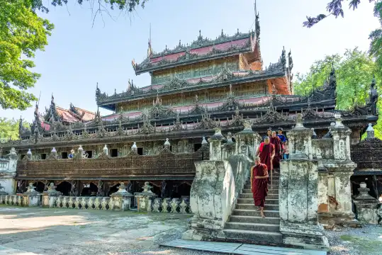 Hotels near Shwenandaw Monastery