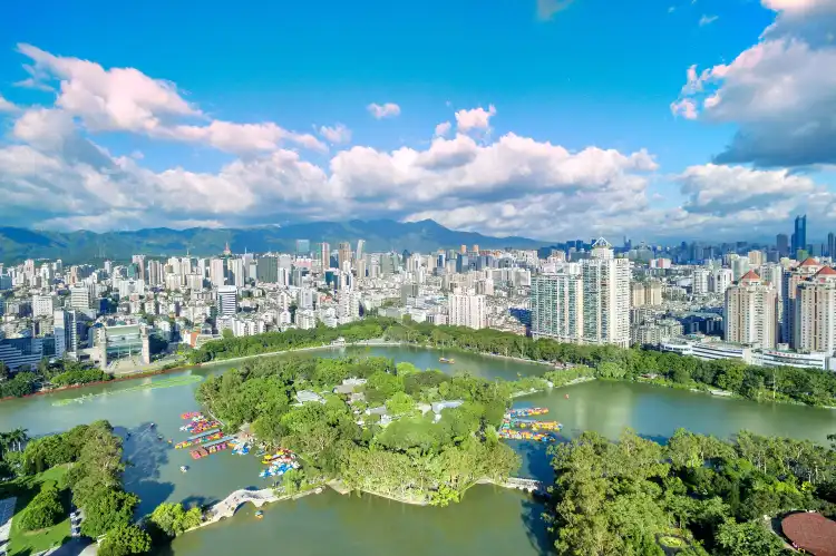 Hotels near West Lake Park