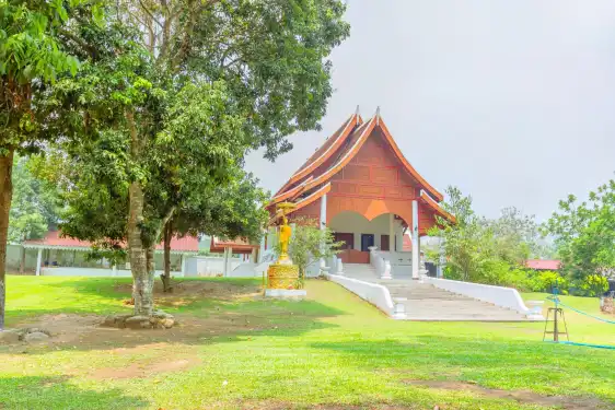 ワット ナムフー周辺のホテル