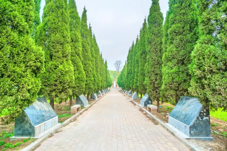 Hotels near Imperial Tomb of Later Zhou Dynasty