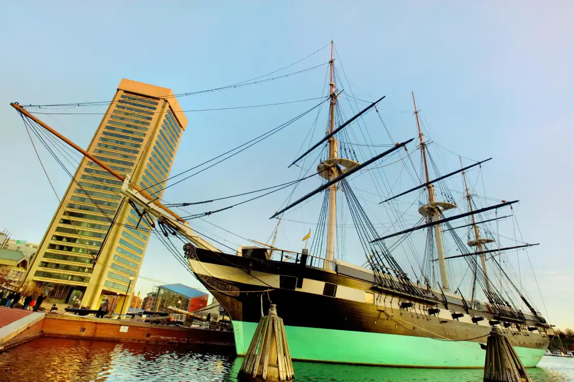 USS Constellation 주변 호텔