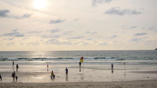 到达巴东海滩的时候是下午五点左右，海边超级凉快，阳光也变得柔