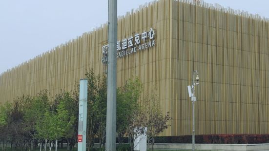 凯迪拉克中心位于北京市西长安街沿线五棵松站附近，是北京最大的