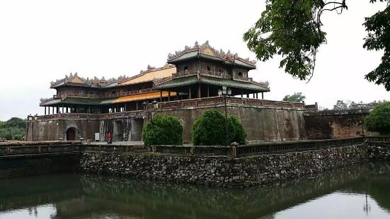 顺化皇城建于1802年,是统一后的越南的首都。香河蜿蜒流经都