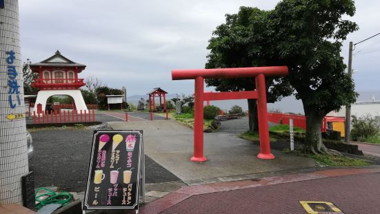 龙宫神社在长崎鼻这里，神社不大，是浦岛太郎传说的发源地，在这