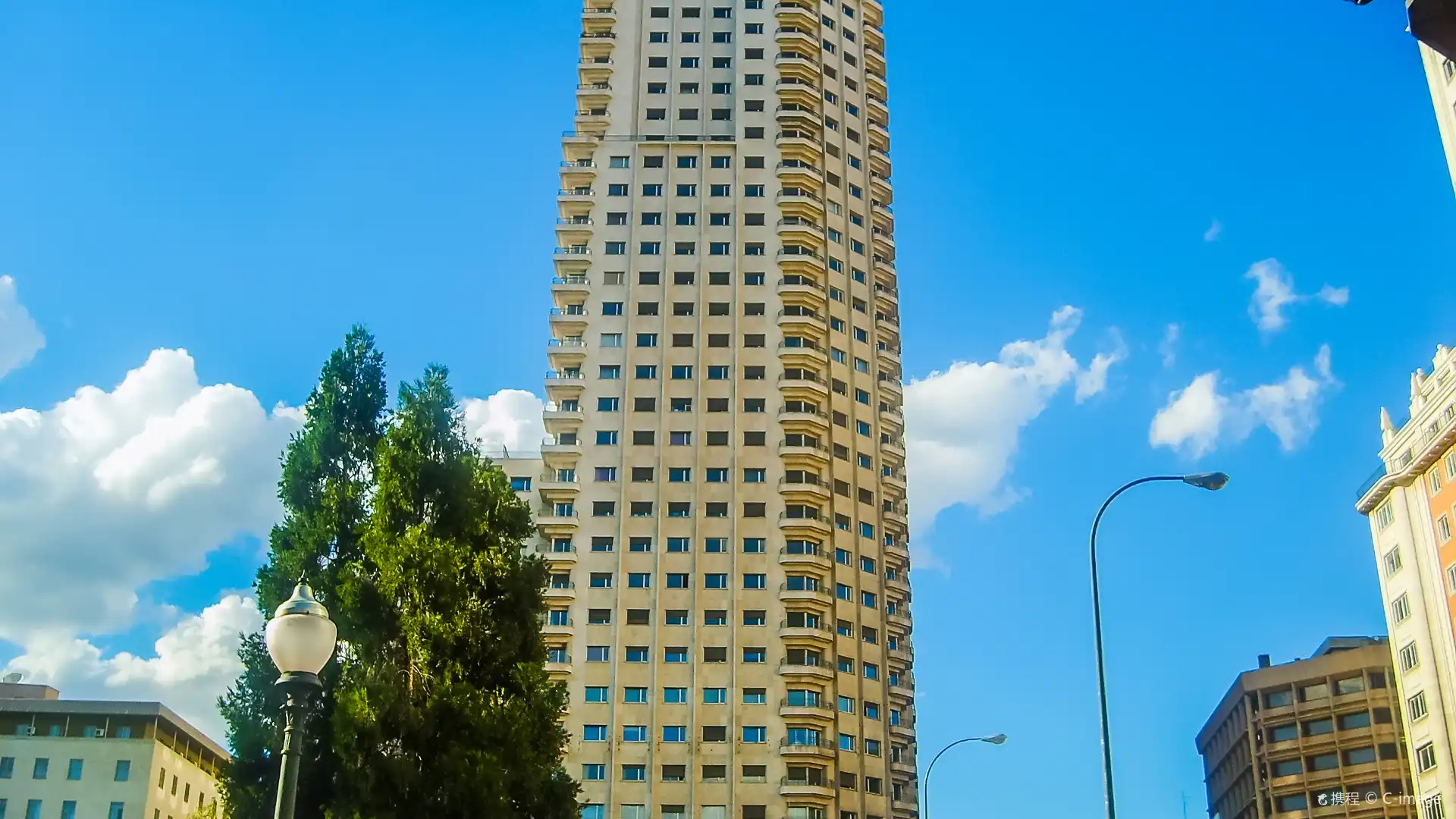 โรงแรมใกล้โตเร่เดอมาดริด