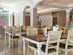 Laong's Bistro & Boutique