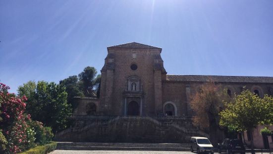 西班牙南部安达努西亚格拉纳达，一座外表不起眼的修道院，里面金