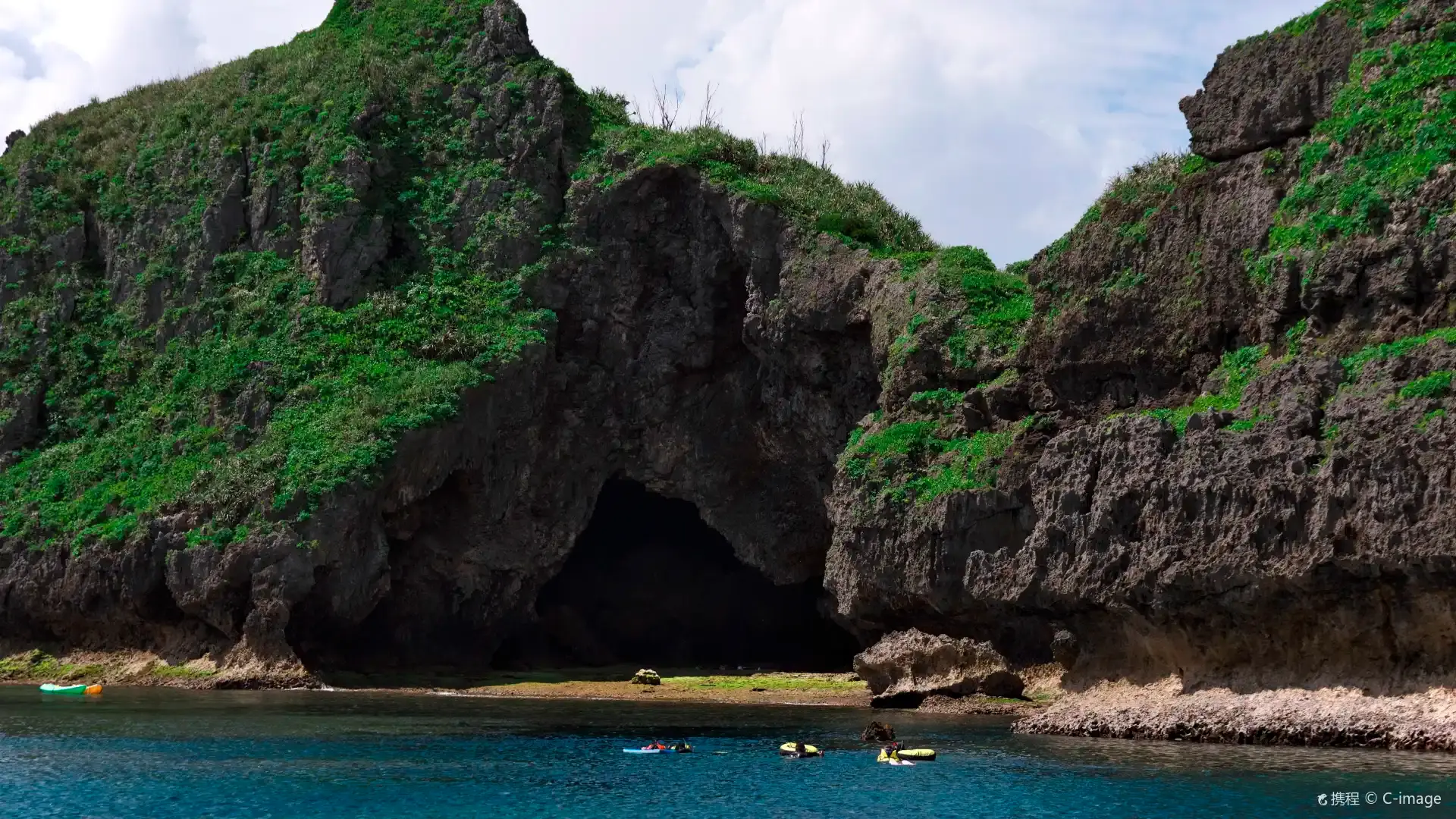 Hotels near Blue Cave