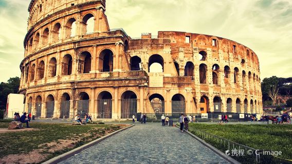 lawatan sehari Colosseum, Pantheon, dan Fountain of the Four Rivers.