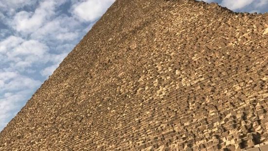 最大，最有名的金字塔祖孙三代 胡夫、哈夫拉、孟卡拉。小时候脑