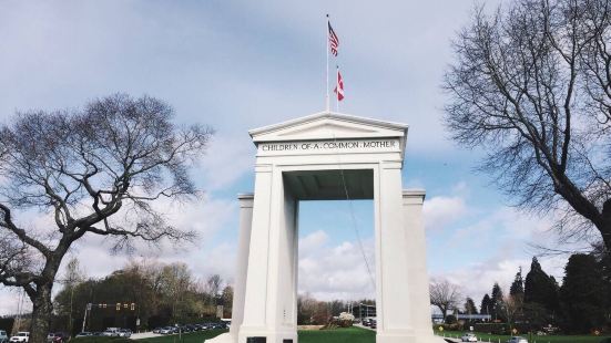 在邊境的和平門公園逛了一圈，公園內美加領土各一半，可以自由跨