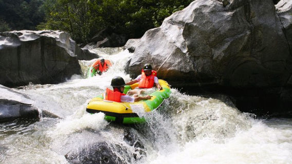 Rafting in Yueyang