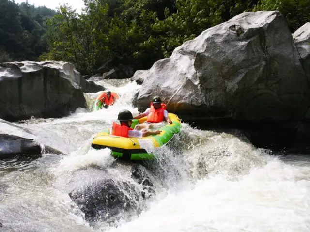 Rafting in Yueyang