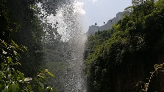 雲龍瀑布在雲龍地縫已開發的景區（一期，二期）里是最大的瀑布。