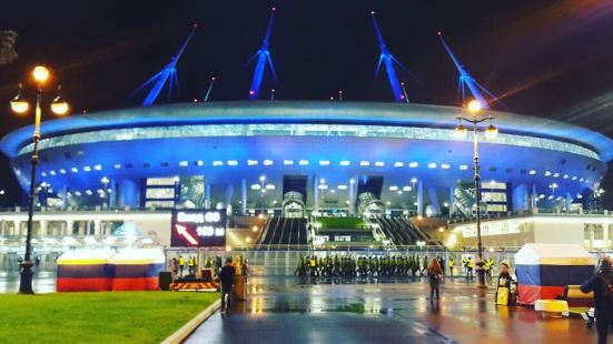 一座外形酷似宇宙飞船的足球场，2017联合会杯首场比赛俄罗斯